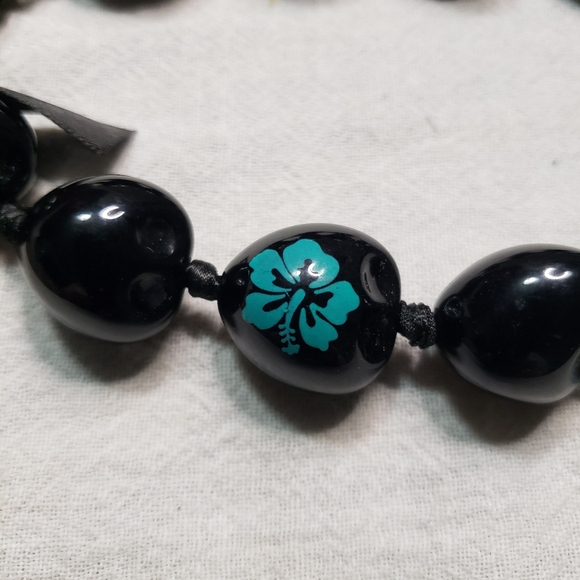 Beautiful Black Chunky Hawaiian Kukui Nut Lei Necklace with Ribbon Closure - Picture 8 of 8